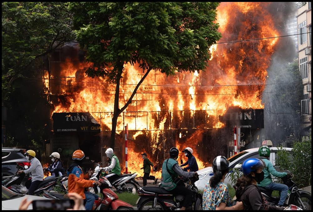 Hai cửa hàng bị thiêu rụi lúc giữa trưa ở Hà Nội-2