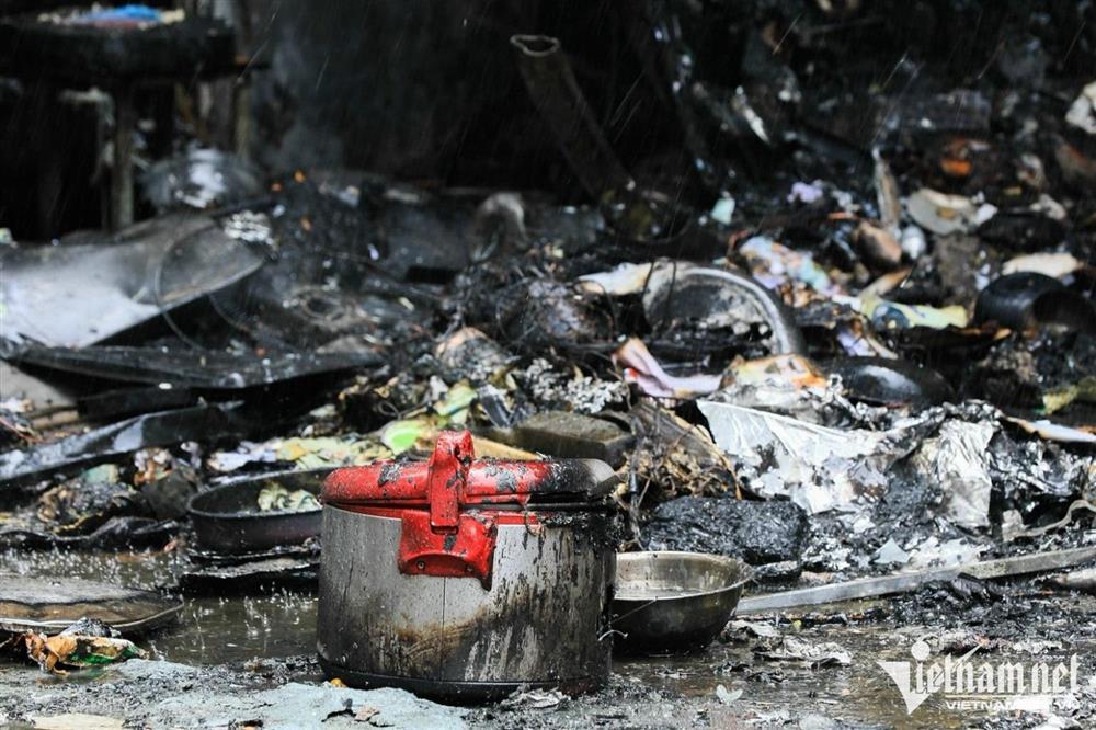 Hai cửa hàng bị thiêu rụi lúc giữa trưa ở Hà Nội-5