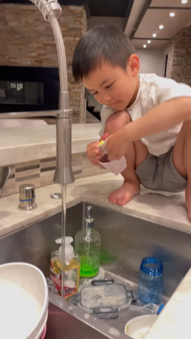 Bố là ca sĩ đình đám, mẹ là doanh nhân tài giỏi, Thiên Từ vẫn phải tự làm những việc này từ khi còn bé: Phương pháp giáo dục được nhiều phụ huynh học hỏi-2