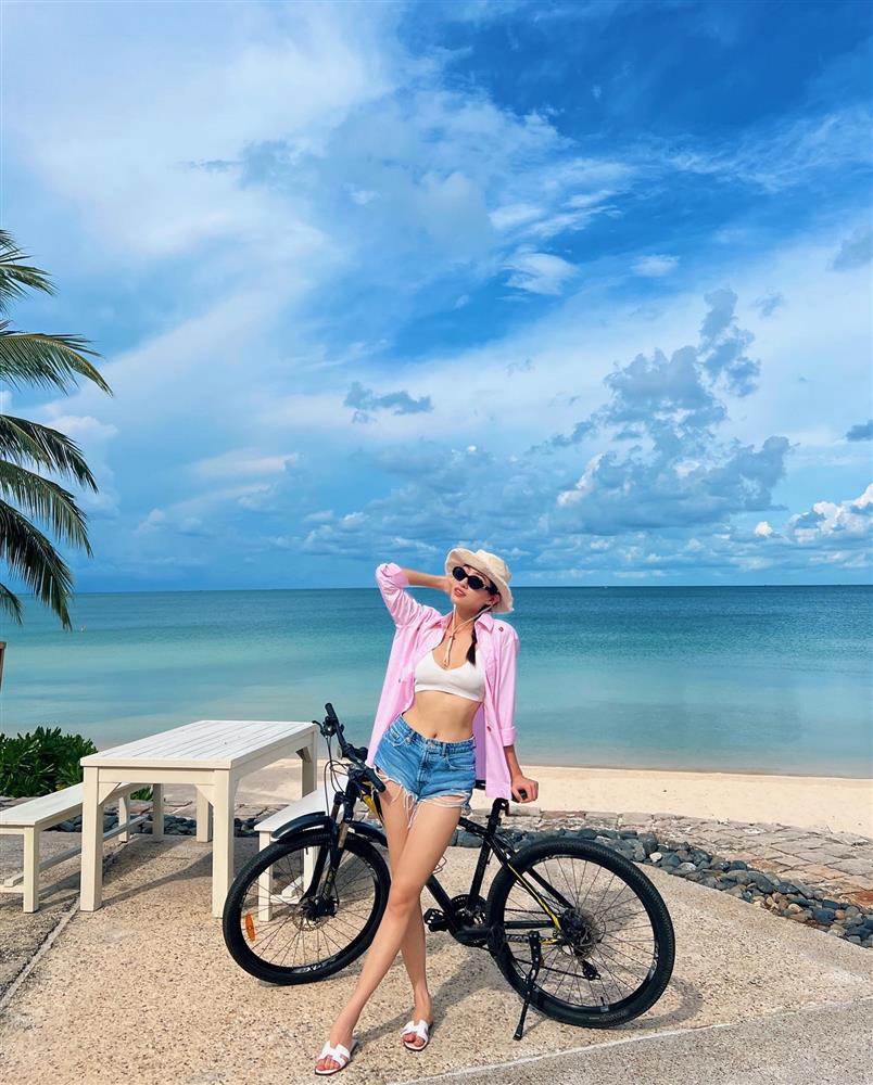 Nàng hậu tiết kiệm nhất Vbiz hẳn là Lương Thùy Linh khi rất chăm diện lại đồ cũ-4