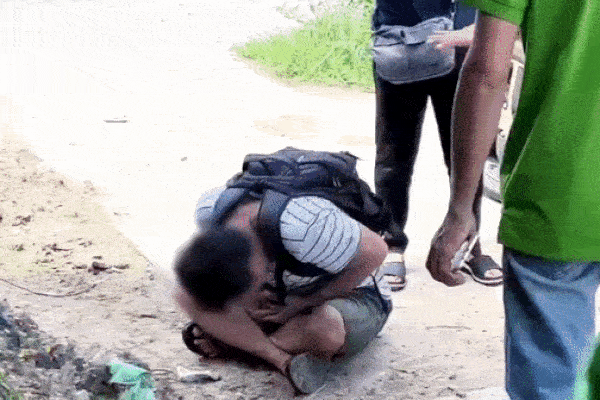 Cây xà cừ cổ thụ bật gốc, đổ đè trúng xe buýt đang đi trên phố Hà Nội-5