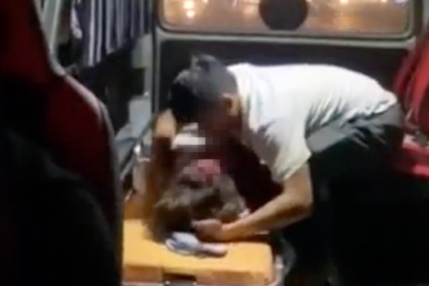 CLIP: Chồng ôm vợ nguy kịch trên xe cứu thương rồi thề bỏ nhậu-1