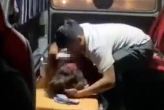 CLIP: Chồng ôm vợ nguy kịch trên xe cứu thương rồi thề bỏ nhậu