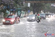 Bão số 2 cách Quảng Ninh 200km, Hà Nội hứng mưa to gió giật