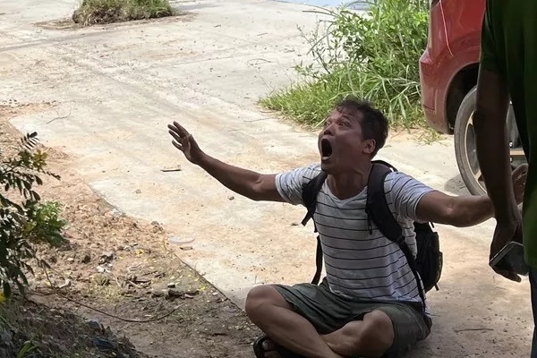 Cửa xe bật mở, người phụ nữ bất ngờ rơi từ ô tô xuống đường-1