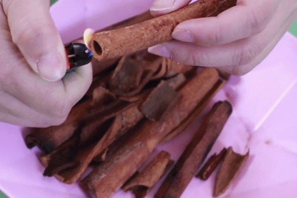 Nắp nồi bám bẩn lâu ngày, làm cách này là sạch bong, không phải cọ rửa vất vả-5