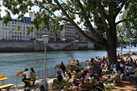 Du khách Mỹ bị hiếp dâm trong nhà vệ sinh công cộng giữa Paris