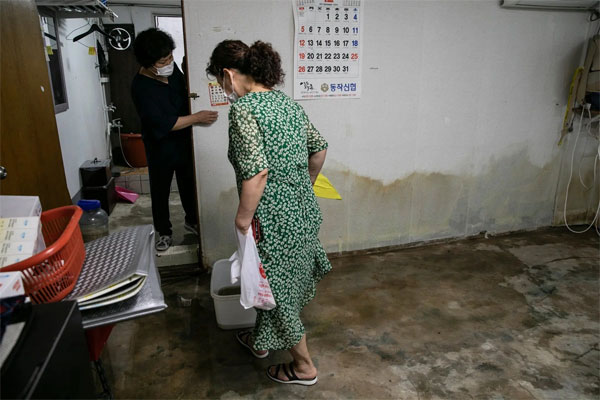 Cái chết của một gia đình nghèo trong trận lụt lịch sử ở Seoul-1