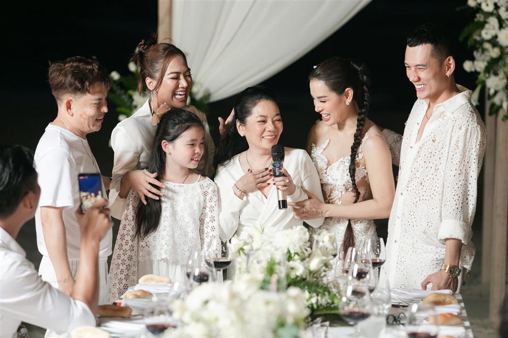 Phương Trinh Jolie hở hết cỡ khi đi du lịch với mẹ chồng-6