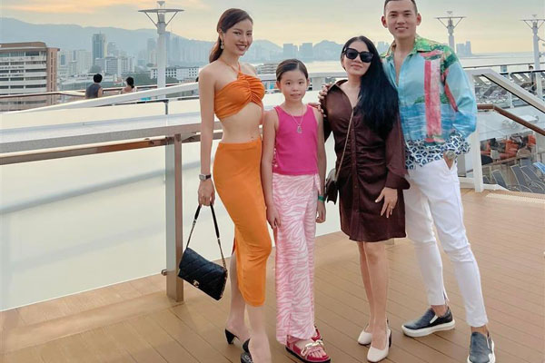 Phương Trinh Jolie đeo túi bị nghi hàng fake sống ảo muôn nơi-15