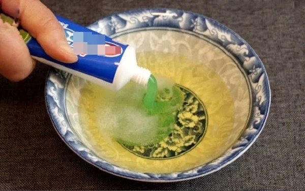 Bóp kem đánh răng vào bia, mẹo nhỏ hữu ích ai không biết quá tiếc-1