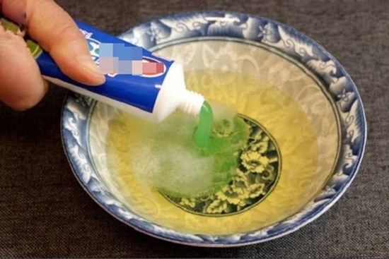 Bóp kem đánh răng vào bia, mẹo nhỏ hữu ích ai không biết quá tiếc