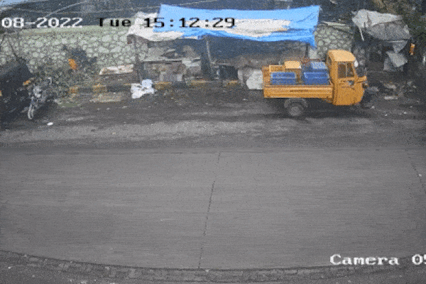 Xe buýt mất phanh húc bay 2 xe ba gác khiến 5 người bị thương