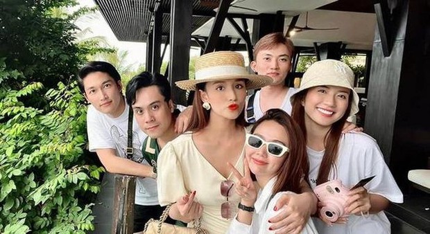 Sau Thương ngày nắng về, Huyền Lizzie vi vu du lịch cùng Đình Tú và hội bạn thân-1