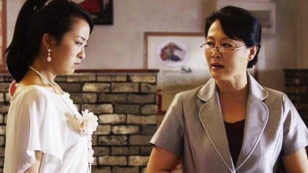 Sáng sớm sau đêm tân hôn đã có người gõ cửa, nhìn tờ giấy họ đưa tôi hóa đá” tại chỗ-1