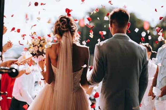 Sáng sớm sau đêm tân hôn đã có người gõ cửa, nhìn tờ giấy họ đưa tôi “hóa đá” tại chỗ