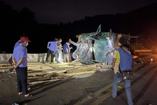 Tai nạn giao thông làm 4 người chết, 2 người bị thương