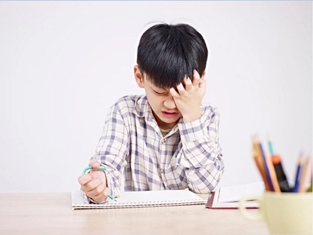 Thường xuyên so sánh con mình với con nhà người ta, người mẹ khóc nấc khi nhận được mẩu giấy vỏn vẹn 7 chữ!-1