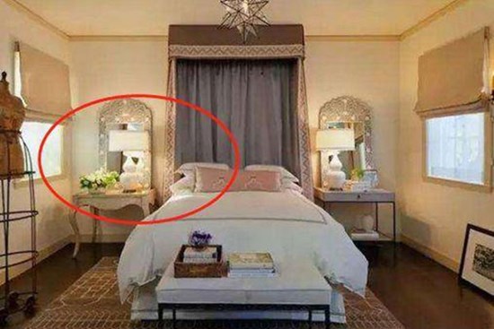 Có một số vật dụng không nên để trên kệ đầu giường, nếu không sẽ dễ hủy hoại tình cảm vợ chồng, sức khỏe đi xuống
