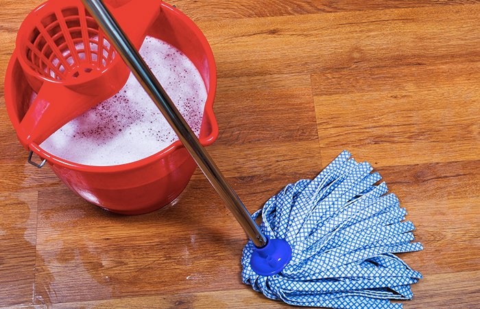 Lau sàn gỗ dùng nước lạnh là dại: Làm theo cách này sàn sạch bong kin kít không lo ẩm ướt, trầy xước-1