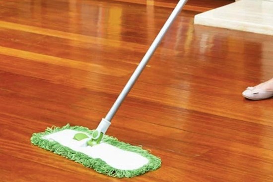 Lau sàn gỗ dùng nước lạnh là dại: Làm theo cách này sàn sạch bong kin kít không lo ẩm ướt, trầy xước