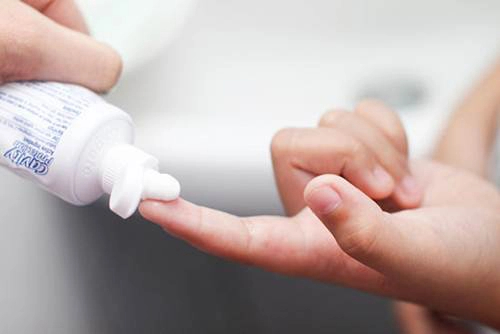 Bôi kem đánh răng lên mụn có được không, có gây hại tới da không?-2