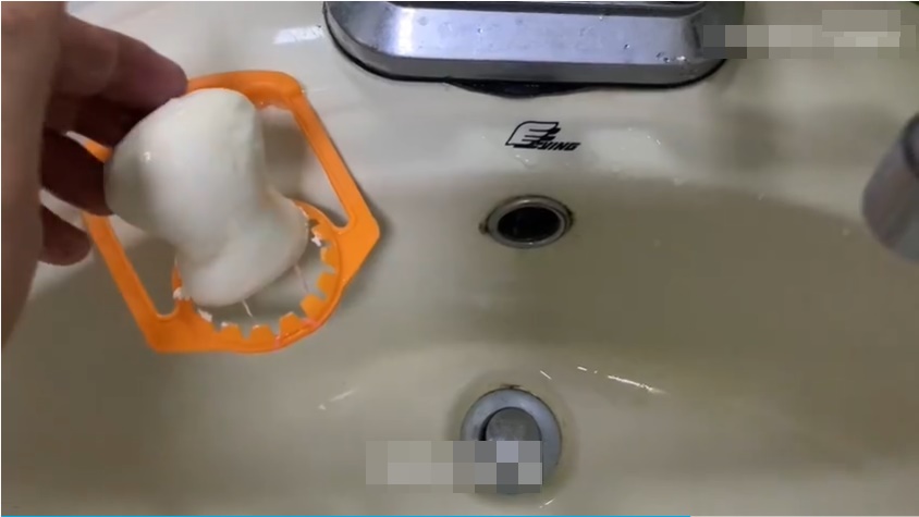 Tay cầm của can đựng dầu 5 lít đừng vứt đi, chỉ cần làm thế này&nbsp;là ai cũng tranh nhau sử dụng-5