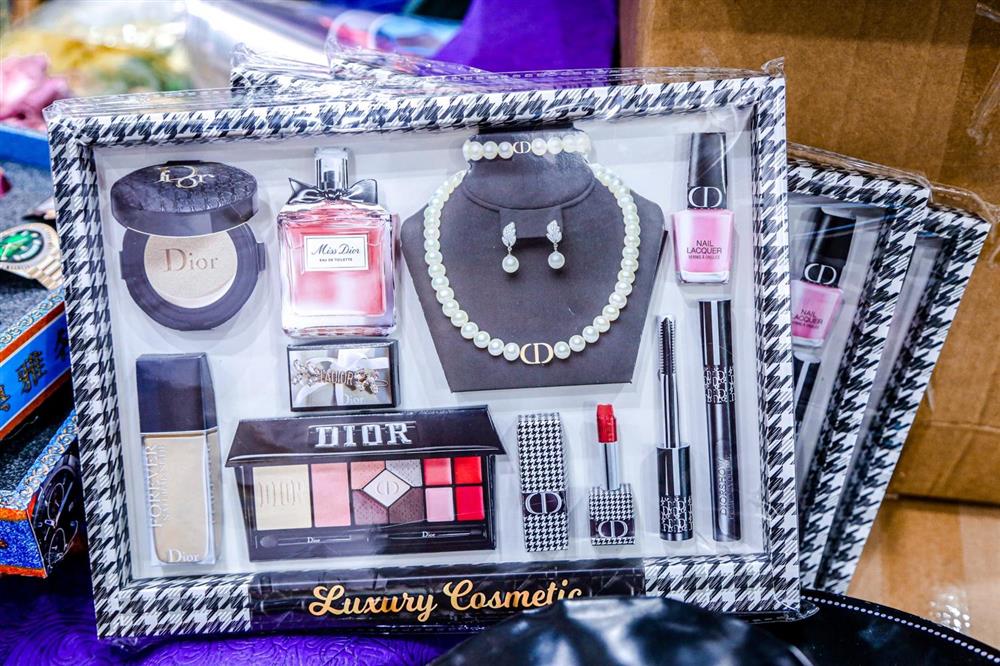 Chi tiền triệu mua xe sang hàng mã dịp rằm tháng 7-6