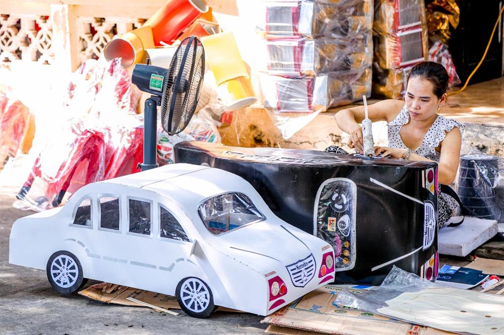 Chi tiền triệu mua xe sang hàng mã dịp rằm tháng 7-8