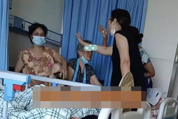 Mẹ ốm nằm viện, ba con gái cãi nhau vì không ai muốn ở lại chăm-1