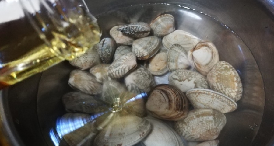 Ngao mua về ngâm trong nước này chỉ 10 phút là nhả sạch không còn 1 hạt cát-2