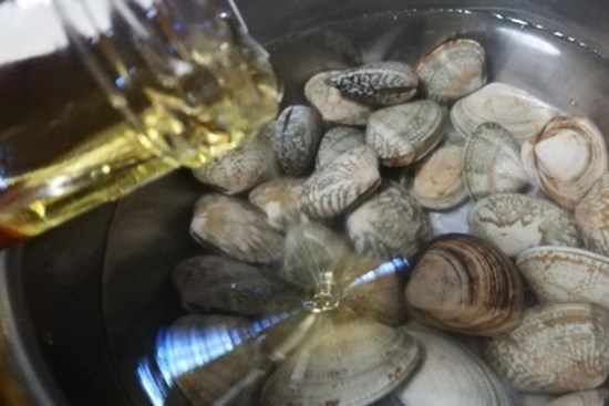 Ngao mua về ngâm trong nước này chỉ 10 phút là nhả sạch không còn 1 hạt cát