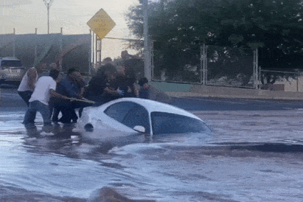Giải cứu nữ tài xế thoát khỏi chiếc xe rơi xuống hố sâu ngập nước