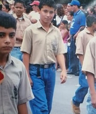 Tò mò xem ảnh hồi nhỏ của chồng, vợ bất ngờ với một sự xuất hiện đầy khó tin cách đây 15 năm!-1