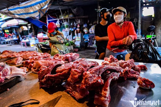 'Ăn vạ' giá xăng dầu quá lâu, rau thịt nay mới bớt đắt đỏ