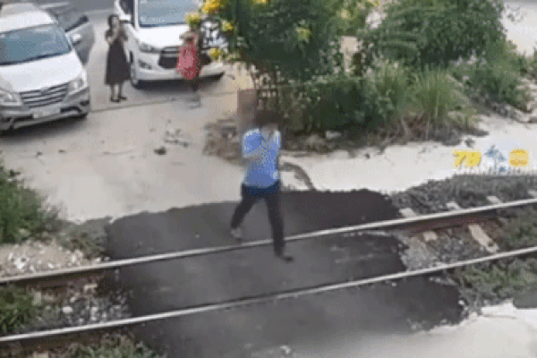 Mải nói chuyện điện thoại, người đàn ông bị tàu hỏa tông tử vong