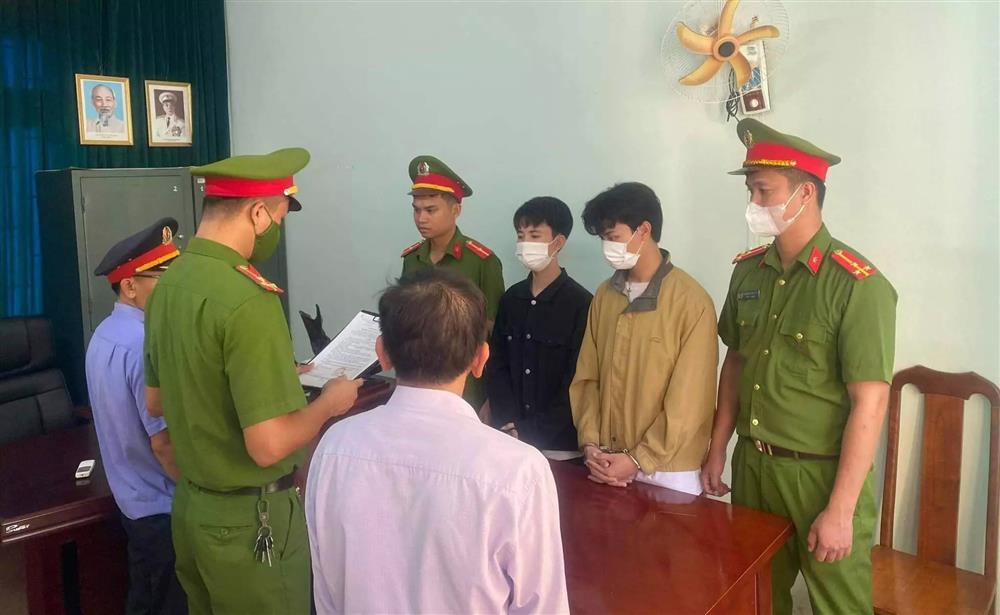 Sau tổng kết cuối cấp, hai nhóm học sinh hỗn chiến trong quán karaoke-1