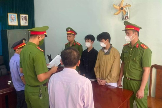 Sau tổng kết cuối cấp, hai nhóm học sinh hỗn chiến trong quán karaoke