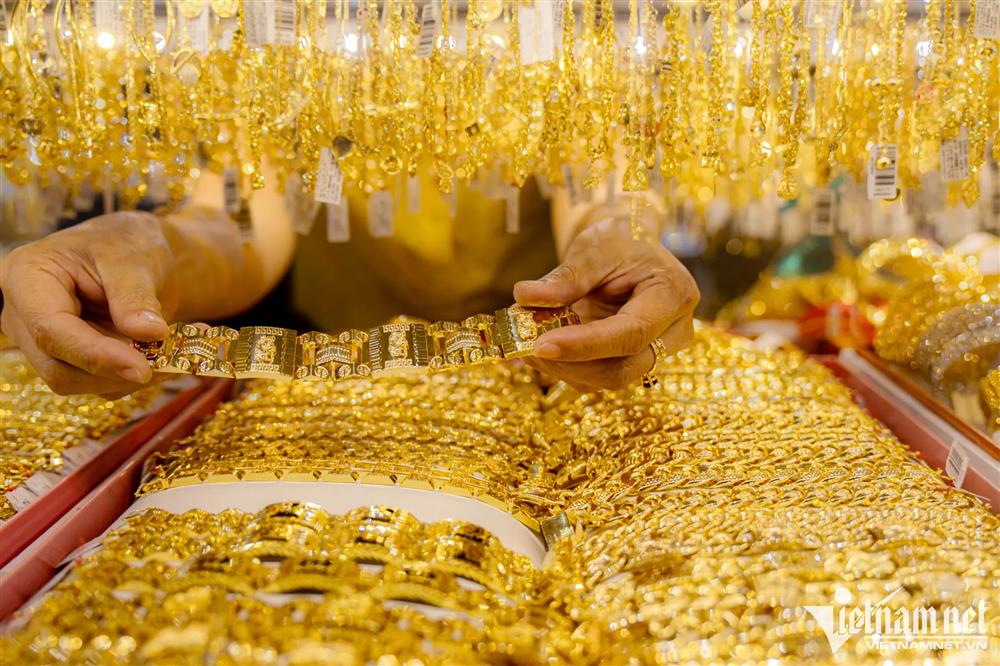 Giá vàng hôm nay 12/8: USD chao đảo, vàng trụ vững-1