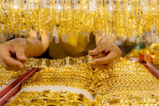 Giá vàng hôm nay 12/8: USD chao đảo, vàng trụ vững