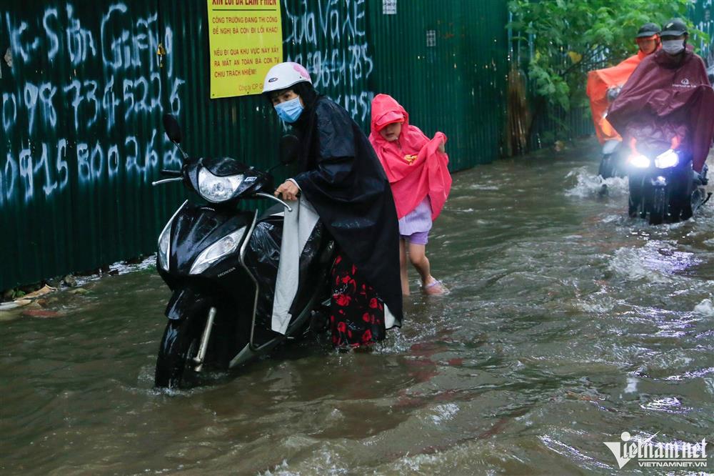 Mưa kéo dài gây ngập các ngả đường Hà Nội, xe máy đi vào ngõ cũng không thoát-4