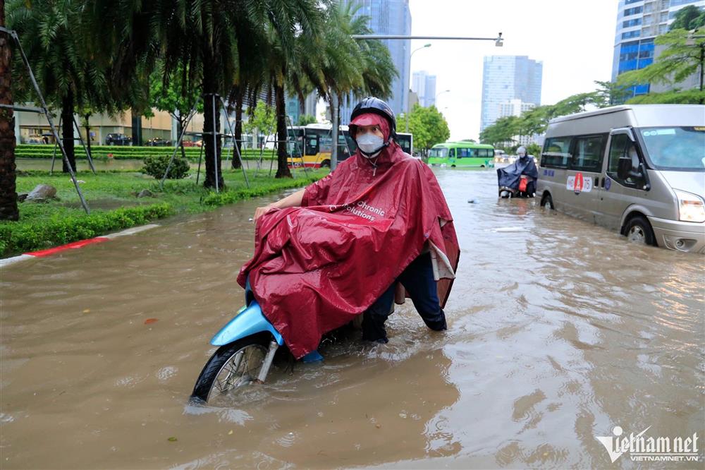 Mưa kéo dài gây ngập các ngả đường Hà Nội, xe máy đi vào ngõ cũng không thoát-5