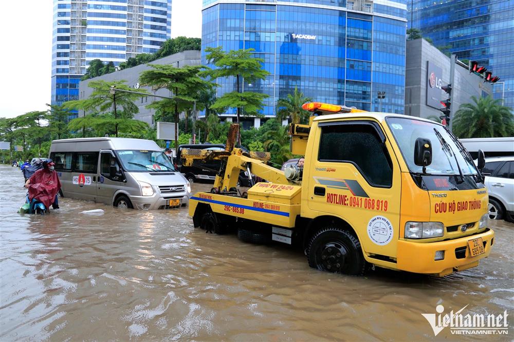 Mưa kéo dài gây ngập các ngả đường Hà Nội, xe máy đi vào ngõ cũng không thoát-8