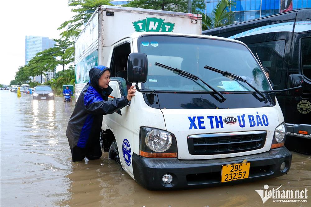 Mưa kéo dài gây ngập các ngả đường Hà Nội, xe máy đi vào ngõ cũng không thoát-11