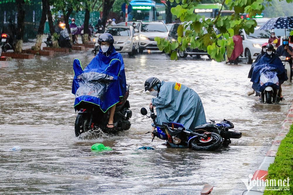 Mưa kéo dài gây ngập các ngả đường Hà Nội, xe máy đi vào ngõ cũng không thoát-15