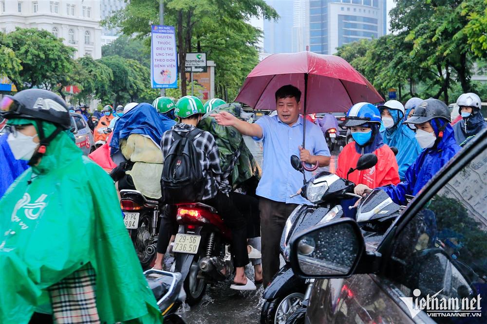 Mưa kéo dài gây ngập các ngả đường Hà Nội, xe máy đi vào ngõ cũng không thoát-16