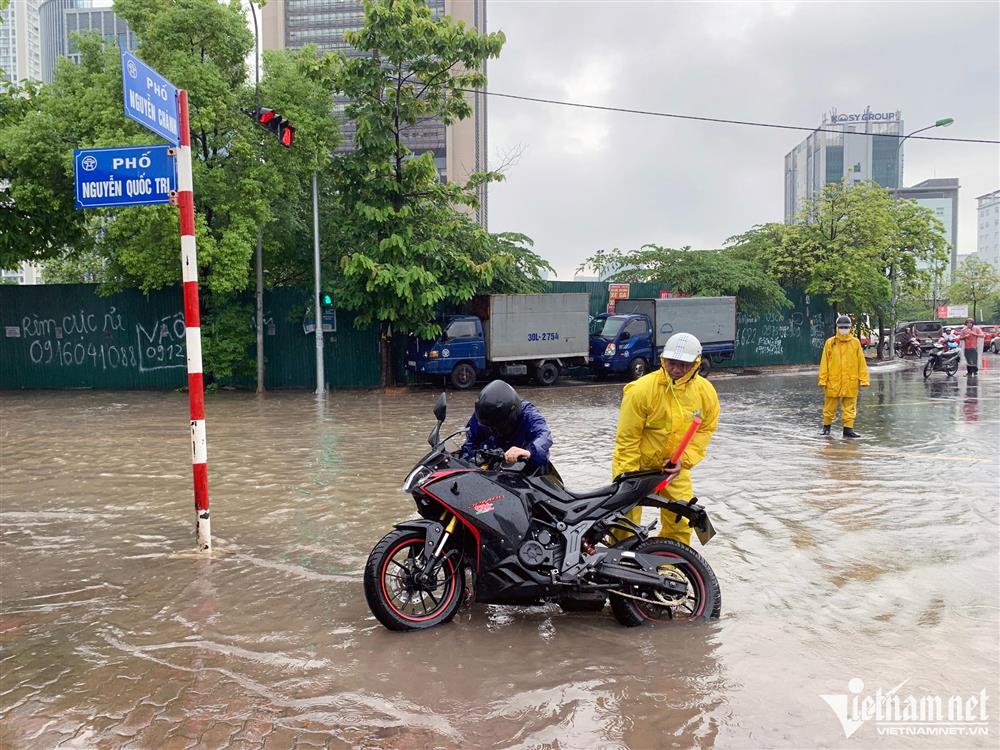 Mưa kéo dài gây ngập các ngả đường Hà Nội, xe máy đi vào ngõ cũng không thoát-17