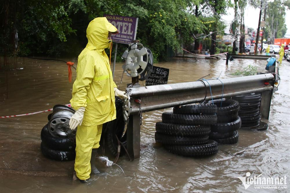 Mưa kéo dài gây ngập các ngả đường Hà Nội, xe máy đi vào ngõ cũng không thoát-19