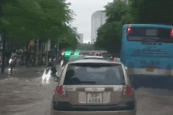 Hà Nội ngập sâu, xe buýt tạo sóng khiến người đi xe máy ngã nhào
