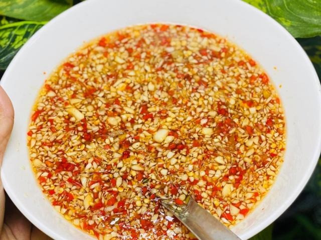 Cách pha nước chấm muốn tỏi ớt nổi lên trên chỉ cần làm điều đơn giản này-2